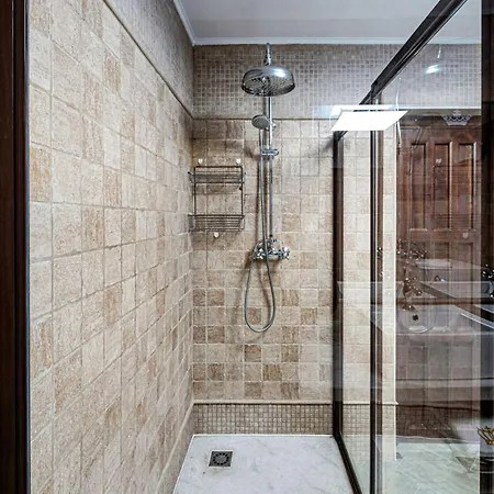 The Queen House Apartment *