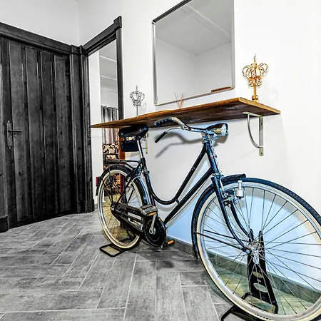 The Queen House Apartment